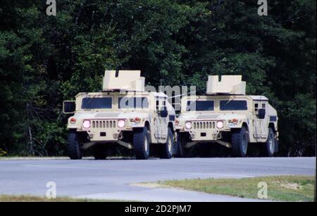 Soldaten in Fort McCoy, Wis., für die Ausbildung operieren Humvees in einem Konvoi 27. August 2020, bei der Installation. Tausende von Servicemitgliedern absolvierten die Schulung in Fort McCoy, nachdem die Schulung mit Sicherheitsprotokollen für die COVID-19-Pandemie fortgesetzt wurde. (USA Army Photo von Scott T. Sturkol, Public Affairs Office, Fort McCoy, Wis.) Stockfoto