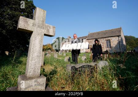 Die Trauerdirektoren Tim Twigger und Sarah Jones von Full Circle Beerdigungen, mit einer Blumenbehrung, die "Admin" lautet, in der Weston Church in Otley, West Yorkshire, während Aktivisten die Regierung aufrufen, einen neuen Trauerstandard einzuführen, um die Verwaltung am Ende des Lebens zu vereinfachen, die nach dem Verlust eines Verwandten erforderlich ist. Stockfoto