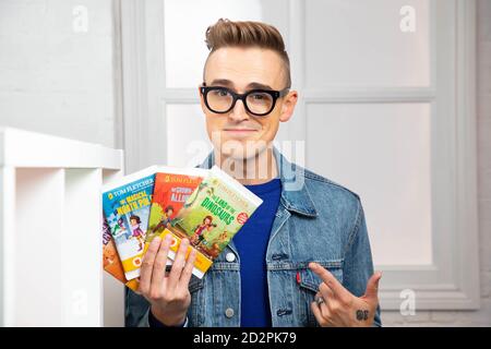 NUR FÜR REDAKTIONELLE VERWENDUNG Tom Fletcher, Musiker und Kinderautor, stellt die ersten vier brandneuen Storybooks vor, die er in Partnerschaft mit McDonald's geschrieben hat und ab heute kostenlos mit Happy Meals im Rahmen der Book or Toy Initiative des Unternehmens erhältlich sein wird. Stockfoto