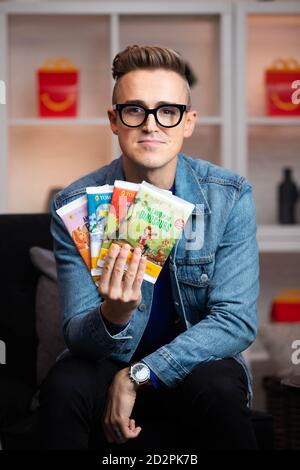 NUR FÜR REDAKTIONELLE VERWENDUNG Tom Fletcher, Musiker und Kinderautor, stellt die ersten vier brandneuen Storybooks vor, die er in Partnerschaft mit McDonald's geschrieben hat und ab heute kostenlos mit Happy Meals im Rahmen der Book or Toy Initiative des Unternehmens erhältlich sein wird. Stockfoto