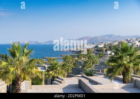 Schöne Aussicht auf Ägäis und Strandstadt in Turgutreis, Bodrum, Türkei. Stockfoto