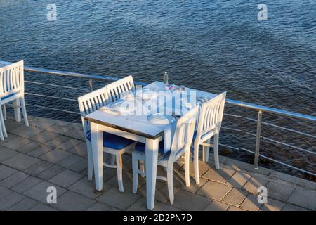 Strandrestaurant mit Meerblick bei Sonnenuntergang in Akyarlar Beach, Bodrum, Türkei. Stockfoto