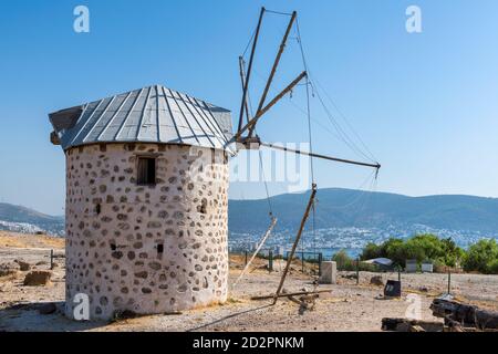 Alte Windmühle im Herbst Sonnentag, Bodrum, Türkei. Stockfoto