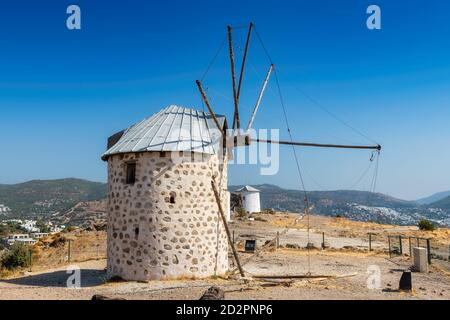 Alte Windmühle im Herbst Sonnentag, Bodrum, Türkei. Stockfoto