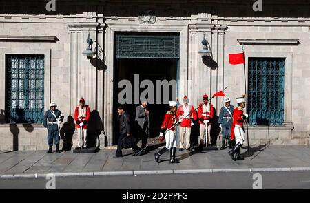 Wachwechsel vor dem Palacio Quemado (bolivianischer Regierungspalast). Das Gebäude befindet sich an der Plaza Murillo in La Paz in Bolivien. Stockfoto