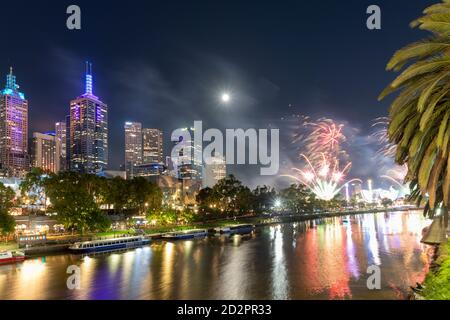 Feuerwerk erleuchtet die Stadt und Yarra River während Moomba. Stockfoto