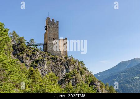 Die Ruine der Burg Schrofenstein (auch 'Schrofenstein' genannt), auf einem Felsvorsprung, Landeck, Österreich Stockfoto