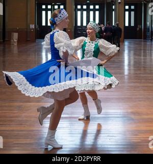 Die Darsteller des Melbourne Russian Festival wärmen sich auf und üben ihre Runden, bevor sie auf die Bühne gehen. Stockfoto