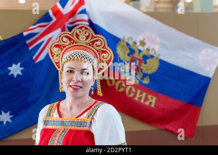 Eine Frau in traditioneller Kleidung posiert während des Melbourne Russian Festival. Stockfoto