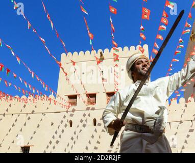 Traditioneller omanischer Schwerttanz in Nizwa Fort, Oman. Stockfoto