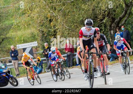 Oggiono (Lc, Italien. 4. Oktober 2020. oggiono (lc), Italien, 04. Oktober 2020, Leiter des Rennens zu Beginn der Steigung zur Villa Vergano (Lecco) während des Il Piccolo Lombardia - unter 23 - Straßenradeln - Credit: LM/Antonino Caldarella Credit: Antonino Caldarella/LPS/ZUMA Wire/Alamy Live News Stockfoto