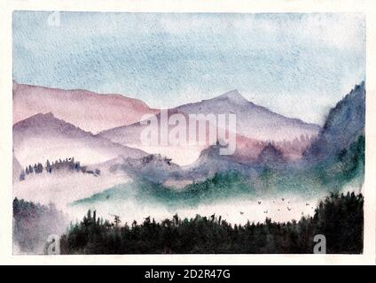 Berge im Nebel. Landschaft mit von Hand gezeichneten Aquarellen. Natur, Berg, Tannen, Kiefern, Vögel, Himmel. Pastelltöne. Handgezeichnetes Aquarell Stockfoto