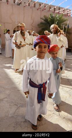 Traditioneller omanischer Schwerttanz in Nizwa Fort, Oman. Stockfoto