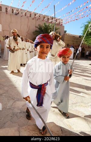 Traditioneller omanischer Schwerttanz in Nizwa Fort, Oman. Stockfoto