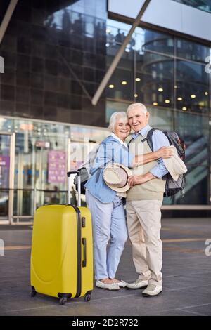 Glückliche weibliche Touristen umarmen ihren Mann draußen Stockfoto