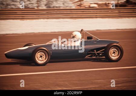 SPIELBERG, ÖSTERREICH - SEP 21, 2013: Rennwagen beim 1000km-Rennen, Ventilspiel, historisches Autorennen am Red Bull Ring in Spielberg, Österreich Stockfoto