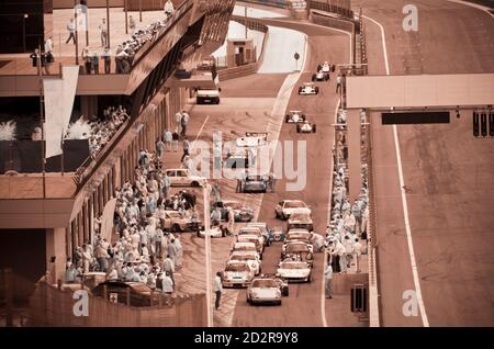 SPIELBERG, ÖSTERREICH - SEP 21, 2013: Boxengasse beim 1000km-Rennen, Ventilspiel, historisches Autorennen am Red Bull Ring in Spielberg, Österreich Stockfoto