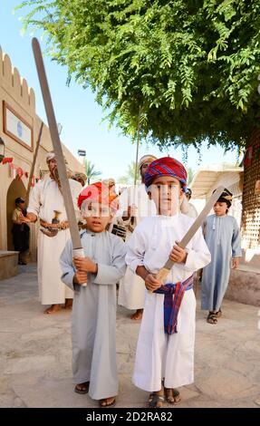 Traditioneller omanischer Schwerttanz in Nizwa Fort, Oman. Stockfoto