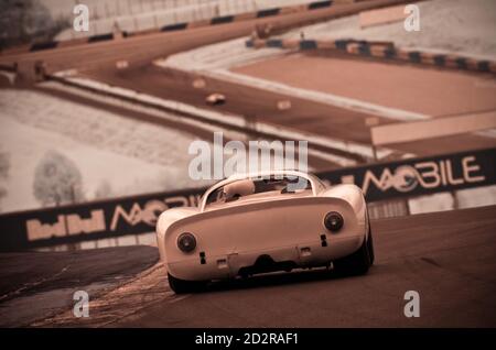 SPIELBERG, ÖSTERREICH - SEP 21, 2013: Porsche 910 beim 1000km Rennen, Ventilspiel, historisches Autorennen am Red Bull Ring in Spielberg, Österreich Stockfoto