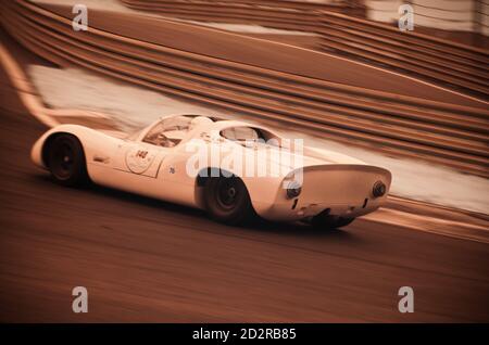 SPIELBERG, ÖSTERREICH - SEP 21, 2013: Porsche 910 beim 1000km Rennen, Ventilspiel, historisches Autorennen am Red Bull Ring in Spielberg, Österreich Stockfoto