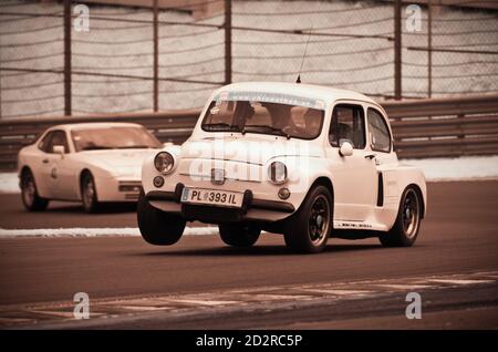 SPIELBERG, ÖSTERREICH - SEP 21, 2013: Fiat Abarth beim 1000km-Rennen, Ventilspiel, historisches Autorennen am Red Bull Ring in Spielberg, Österreich Stockfoto