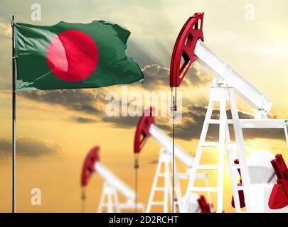 Ölbohrinseln vor dem Hintergrund des bunten Himmels und einer Fahnenstange mit der Flagge von Bangladesch. Das Konzept der Ölproduktion, Mineralien, Entwicklung von Stockfoto