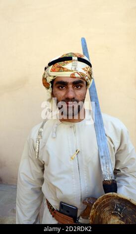 Traditioneller omanischer Schwerttanz in Nizwa Fort, Oman. Stockfoto