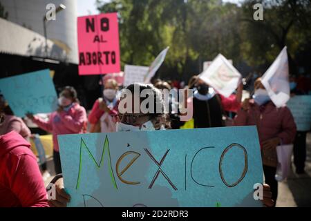 Mexiko-Stadt, Mexiko. Oktober 2020. MEXIKO-STADT, MEXIKO - 6. OKTOBER: Ein Demonstrator der Nationalen Front für Familie nimmt an einem Protest gegen die Legalisierung der Abtreibung im Land, außerhalb des Senats von Mexiko Teil, während Senatoren am 6. Oktober 2020 in Mexiko-Stadt, Mexiko, die Änderung eines Gesetzes zur Entkriminalisierung oder nicht der Abtreibung diskutieren. Quelle: Mariana Bae/Eyepix Group/The Photo Access Stockfoto