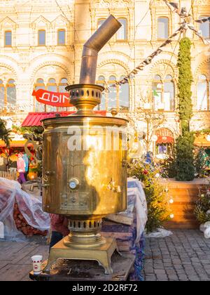 MOSKAU, RUSSLAND - 28. DEZEMBER 2015: Traditionelles russisches Samowar. Weihnachten Fair Trade Reihen auf dem Roten Platz in Moskau Stockfoto