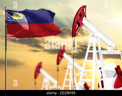 Ölbohrinseln vor dem Hintergrund des bunten Himmels und einer Fahnenstange mit der Flagge von Liechtenstein. Das Konzept der Ölproduktion, Mineralien, Entwicklung Stockfoto