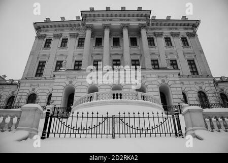 Das Paschkow-Haus - neoklassizistische Villa, die auf einem steht Hügel mit Blick auf die westliche Mauer des Moskauer Kremls Stockfoto