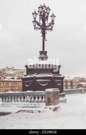 MOSKAU, RUSSLAND - 17. JANUAR 2016: Laternen in der Nähe der Christ-Erlöser-Kathedrale Stockfoto