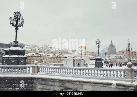 MOSKAU, RUSSLAND - 17. JANUAR 2016: Laternen in der Nähe der Christ-Erlöser-Kathedrale Stockfoto