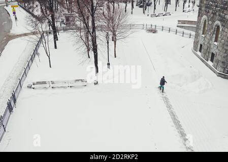 MOSKAU, RUSSLAND - 17. JANUAR 2016: Arbeiter in Uniformen entfernt Schnee in der Stadt Stockfoto