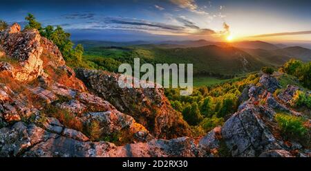 Wald und Berg bei Sonnenuntergang - Landschaftspanorama Stockfoto