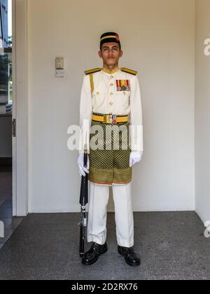 Kuala Lumpur, Malaysia - 2. Dezember 2019: Ein königlicher Wachmann im Nationalpalast von Kuala Lumpur wacht in seiner Schicht vor dem Uhrenwechsel Stockfoto