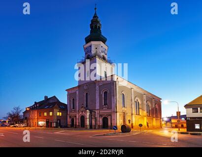 Modra Stadt mit Kirche bei Nacht - Slowakei Stockfoto
