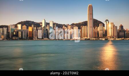 Victoria Harbour bei Sonnenuntergang in Hong Kong, China Stockfoto