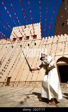 Traditioneller omanischer Schwerttanz in Nizwa Fort, Oman. Stockfoto