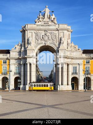 Praca do Comercio mit gelben Straßenbahn, Lissabon, Portugal Stockfoto