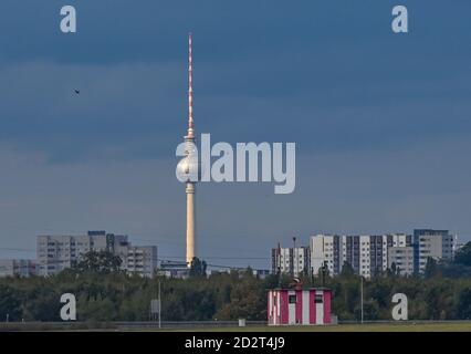 06. Oktober 2020, Brandenburg, Schönefeld: Blick von einer Wiese über die Grenze zu Brandenburg nach Berlin mit seinem Wahrzeichen, dem Berliner Fernsehturm. Der Berliner Fernsehturm ist mit 368 Metern das höchste Gebäude Deutschlands. Foto: Patrick Pleul/dpa-Zentralbild/ZB Stockfoto