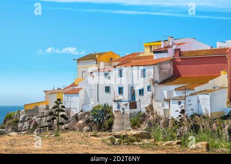 Blick auf alte portugiesische Häuser an der atlantikküste. Peniche, Estremadura, Portugal Stockfoto