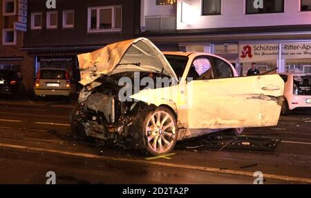 07. Oktober 2020, Nordrhein-Westfalen, Essen: Ein weißes, abgerissene Fahrzeug steht quer auf einer Straße im Essener Stadtteil Borbeck. Ein 19-jähriger Fahrer floh vor einem Polizeikontrollpunkt in Essen und verursachte einen Unfall mit insgesamt acht Autos. Die Beamten wollten kurz vor Mitternacht anhalten und den jungen Mann überprüfen. Allerdings hatte er beschleunigt und wahrscheinlich eine Kreuzung überquert, wenn das Licht rot war. Dort kollidierte er mit einem anderen Auto. Die Kraft des Aufpralls warf beide Autos in insgesamt sechs geparkte Autos. Warum der 19-Jährige vor der Polizei geflohen ist, wird jetzt untersucht. Ph Stockfoto