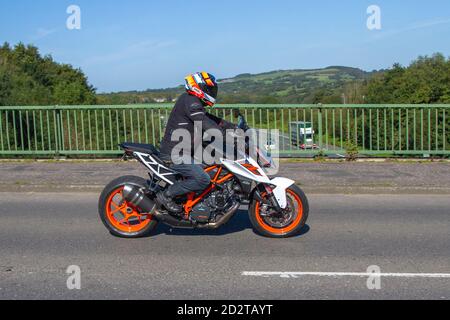 2018 KTM 1290 Superduke R 17; Motorradfahrer; Zweiradtransport, Motorräder, Fahrzeug, Straßen, Motorräder, Motorradfahrer fahren in Chorley, UK Stockfoto