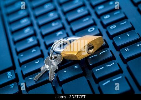 Computersicherheitskonzept. Abschließbares Vorhängeschloss auf der Laptop-Tastatur. Sicherheitsschloss an der Computertastatur - Computerschutzkonzept. Stockfoto