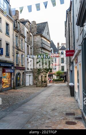 Quimper, Frankreich - 2. August 2018: Leere Handelsstraße inmitten alter Gebäude im Zentrum von Quimper, der Hauptstadt des Departements Finistere von Br Stockfoto