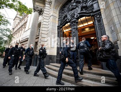 Berlin, Deutschland. September 2020. Polizeibeamte gehen vor Beginn des Prozesses über den Mord in kleiner Tiergarten vor das Strafgericht Moabit. Der Angeklagte ist ein 55-jähriger Russe, der angeblich am 23. August 2019 im Berliner Park kleiner Tiergarten einen Tschetschenien mit georgischer Staatsbürgerschaft erschossen hat. In ihrer Anklageschrift geht die Bundesanwaltschaft davon aus, dass die Anklage von staatlichen Stellen der Zentralregierung der Russischen Föderation in Auftrag gegeben wurde. Quelle: Fabian Sommer/dpa/Alamy Live News Stockfoto