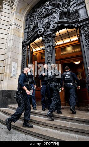 Berlin, Deutschland. September 2020. Polizeibeamte gehen vor Beginn des Prozesses über den Mord in kleiner Tiergarten vor das Strafgericht Moabit. Der Angeklagte ist ein 55-jähriger Russe, der angeblich am 23. August 2019 im Berliner Park kleiner Tiergarten einen Tschetschenien mit georgischer Staatsbürgerschaft erschossen hat. In ihrer Anklageschrift geht die Bundesanwaltschaft davon aus, dass die Anklage von staatlichen Stellen der Zentralregierung der Russischen Föderation in Auftrag gegeben wurde. Quelle: Fabian Sommer/dpa/Alamy Live News Stockfoto