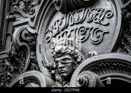 Berlin, Deutschland. September 2020. Das Portal des Strafgerichts Moabit vor Beginn des Prozesses über den Mord im Kleinen Tiergarten. Der Angeklagte ist ein 55-jähriger Russe, der angeblich am 23. August 2019 im Berliner Park kleiner Tiergarten einen Tschetschenien mit georgischer Staatsbürgerschaft erschossen hat. In ihrer Anklageschrift geht die Bundesanwaltschaft davon aus, dass die Anklage von staatlichen Stellen der Zentralregierung der Russischen Föderation in Auftrag gegeben wurde. Quelle: Fabian Sommer/dpa/Alamy Live News Stockfoto