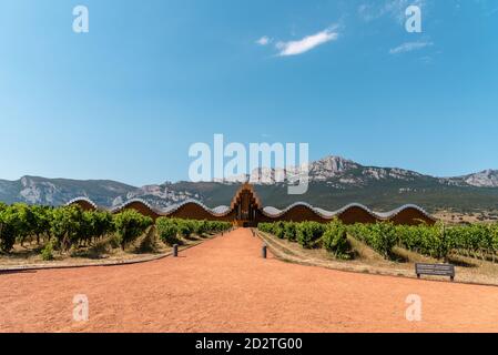 LaGuardia, Spanien - 6. August 2020: Ysios Weingut in Alava, Baskenland. Das futuristische Gebäude wurde vom berühmten Architekten Santiago Calatrava entworfen Stockfoto